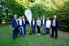 Gruppenbild mit Flagge mit Logo Familienstützpunkte