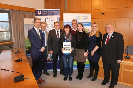 Gruppenbild Team Familienbildung und Landrat Helmut Weiß im Sitzungssaal des Landratsamtes 