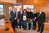 Gruppenbild Team Familienbildung und Landrat Helmut Weiß im Sitzungssaal des Landratsamtes 