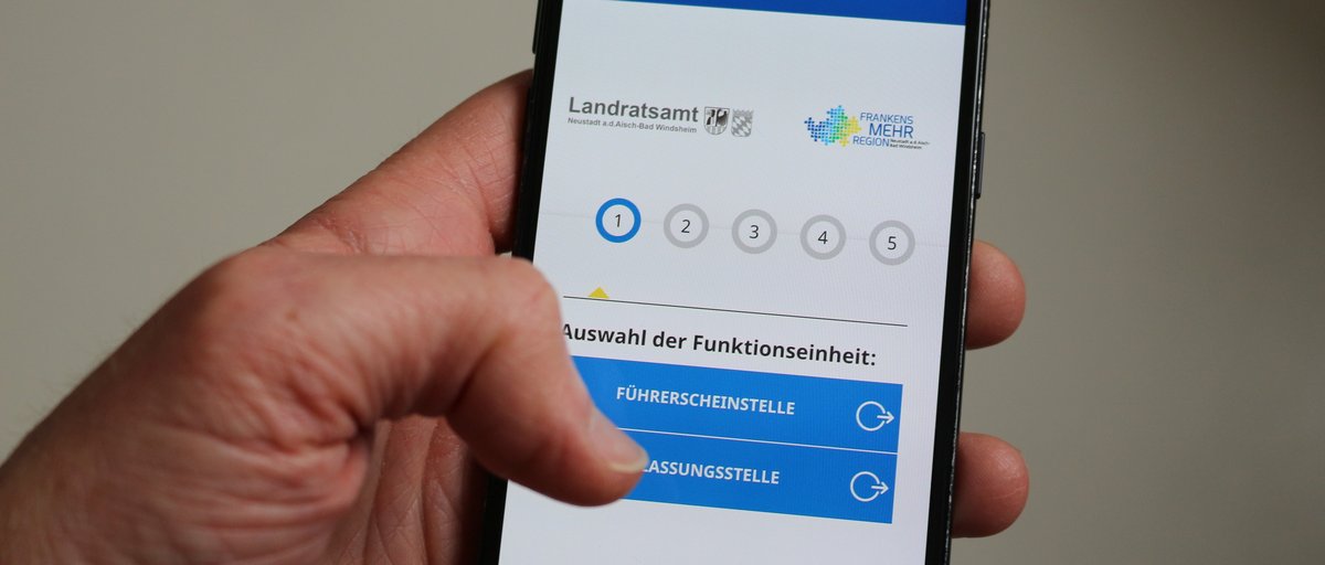 Blick auf Handydisplay, Terminbuchung ist geöffnet