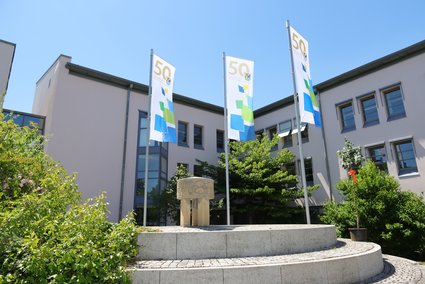 Das Hauptgebäude des Landratsamtes mit 50-Jahre-Beflaggung
