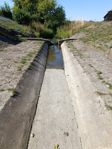 Trockengefallener Pegel an der Altmühl (Foto: WWA Ansbach)
