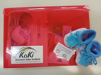 Willkommensmappe Willkommensmappe mit gestrickten Neugeborenenschuhen