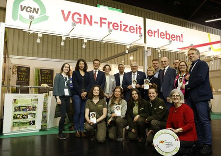 Gruppenfoto mit den Akteuren aus Verkehrsverbund Großraum Nürnberg, Naturparken im VGN-Gebiet und Europäischer Metropolregion Nürnberg auf der Freizeitmesse in Nürnberg Gruppenfoto mit den Akteuren aus Verkehrsverbund Großraum Nürnberg, Naturparken im VGN-Gebiet und Europäischer Metropolregion Nürnberg auf der Freizeitmesse in Nürnberg