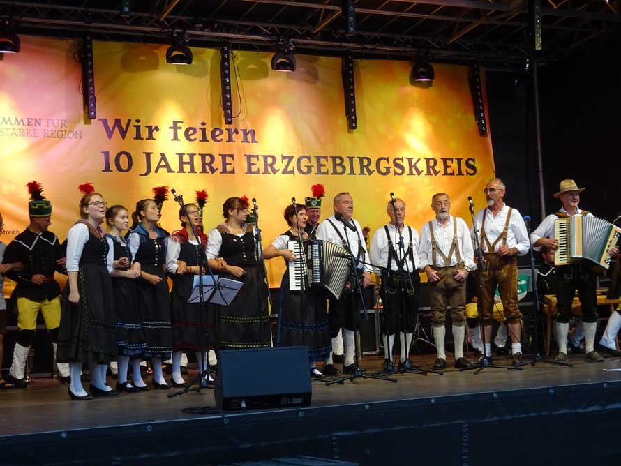 Chor und Musiker auf der Bühne