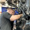 JobChecker Julian und Azubi Paul im Auohaus Meyer in NEA - arbeit am LKW 