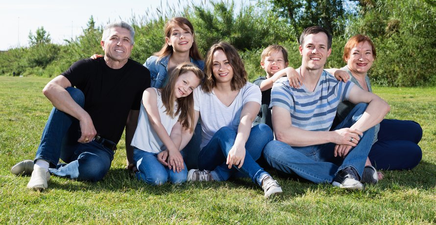 Familie mit mehreren Generationen Gruppenbild mit sieben Personen aus drei Generationen einer Familie