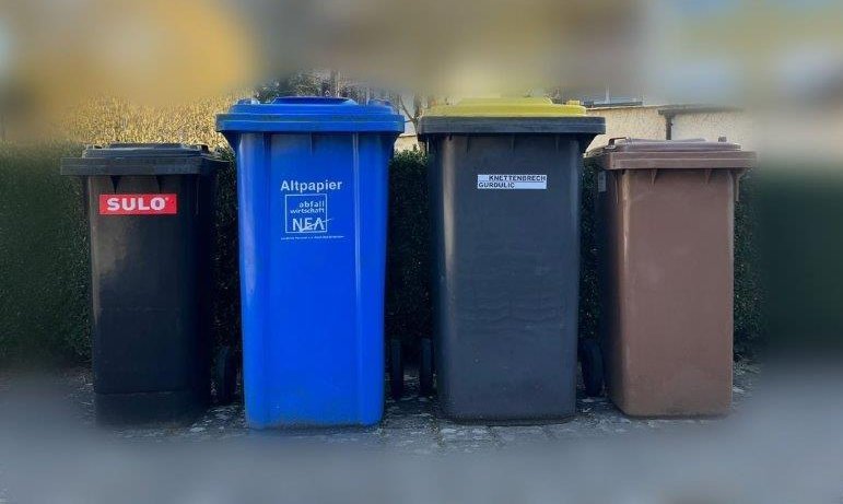 Vier Tonnen: Wertstofftonne, Restmülltonne, Biotonne, Papiermülltonne (von links nach rechts)