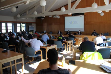 Lagebesprechung im Sitzungssaal Blick in den Sitzungssaal des Landratsamtes bei der gemeinsamen Besprechung zur Ukraine-Hilfe