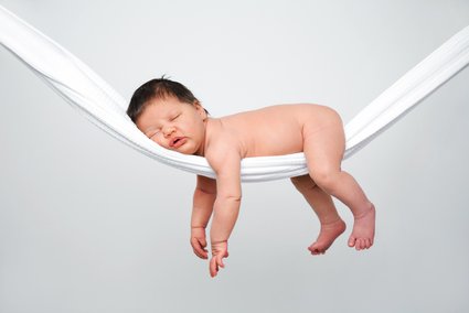 Baby schläft Baby schläft auf dem Bauch auf einer Hängematte aus Stoff