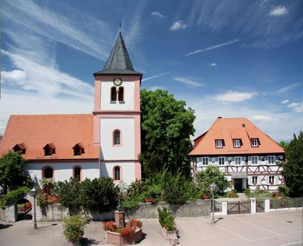Ortsansicht mit Kirche und Pfarrhaus in Hagenbüchach