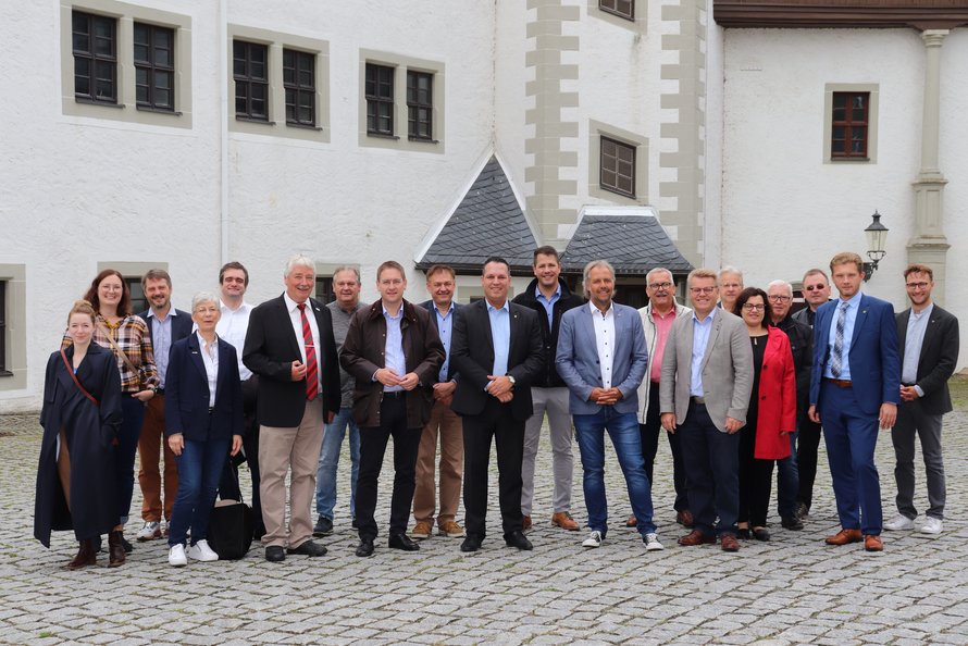 Gruppe mit Personen in einem Schlosshof