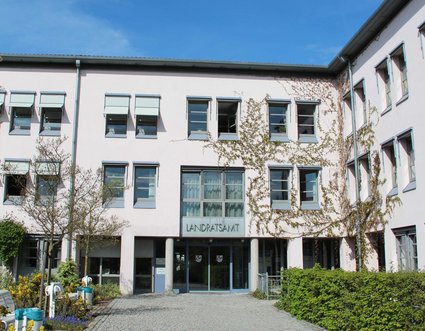 Außenansicht der Eingangstür des Landratsamtes