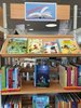 Regal mit Büchern