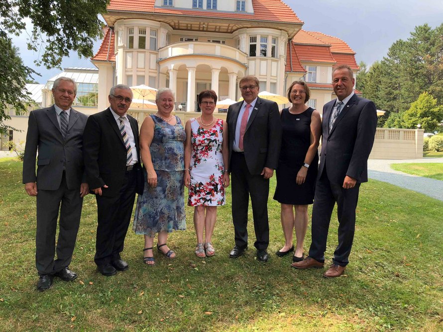 Gruppenbild der Landkreisdelegation NEA vor einer Villa