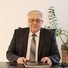 Landrat Helmut Weiß an seinem Schreibtisch