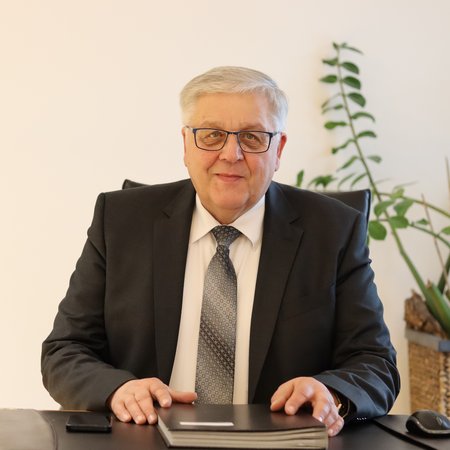 Landrat Helmut Weiß an seinem Schreibtisch