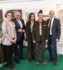 Bild 1: (v.l.n.r.), Sandra Baritsch, Geschäftsführerin Naturpark Steigerwald, Landrat  Helmut Weiß, stv. Vorsitzender Naturpark Steigerwald, Lucy Fleischhauer, Rangerin,  Liliane Irle, Rangerin und Landrat Wilhelm Schneider, stv. Vorsitzender Naturpark  Steigerwald auf auf der Freizeitmesse in Nürnberg
