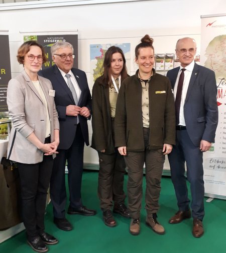 Bild 1: (v.l.n.r.), Sandra Baritsch, Geschäftsführerin Naturpark Steigerwald, Landrat Helmut Weiß, stv. Vorsitzender Naturpark Steigerwald, Lucy Fleischhauer, Rangerin, Liliane Irle, Rangerin und Landrat Wilhelm Schneider, stv. Vorsitzender Naturpark Bild 1: (v.l.n.r.), Sandra Baritsch, Geschäftsführerin Naturpark Steigerwald, Landrat Helmut Weiß, stv. Vorsitzender Naturpark Steigerwald, Lucy Fleischhauer, Rangerin, Liliane Irle, Rangerin und Landrat Wilhelm Schneider, stv. Vorsitzender Naturpark Steigerwald auf auf der Freizeitmesse in Nürnberg