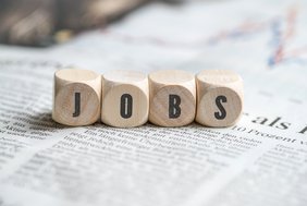 Würfel, die den Schriftzug "Jobs" ergeben