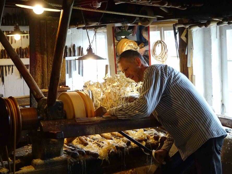 Handwerker übt sein traditionelles Handwerk Reifendrehen aus