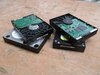 Vier aus dem Computer ausgebaute Festplatten
