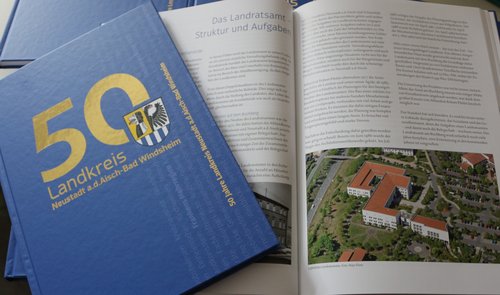 Titel des Landkreisbuches und aufgeschlagenes Buch