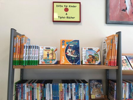 Verschiedene Tiptoi-Bücher auf einem Regalbrett
