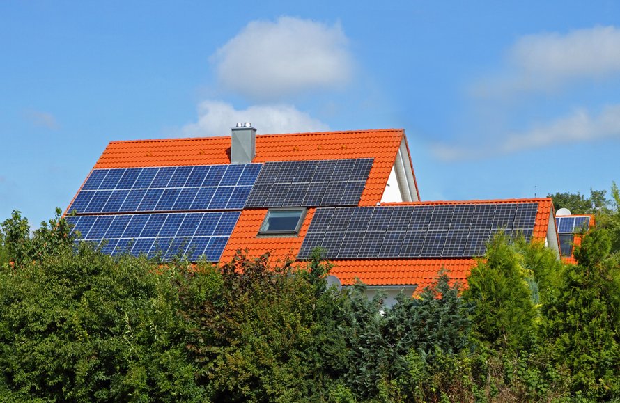 Einfamilienhaus mit Solarpanels auf dem Dach