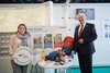 Zwei Personen am Messestand auf der Freizeit-Messe in Nürnberg