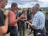 Wandergruppe sieht sich einen Hirschkäfer an