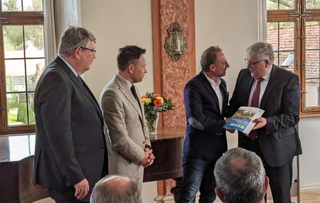 Übergabe der Broschüre an Minister Glauber