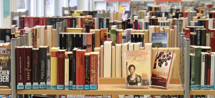 Bücherregale in der Kreisbücherei Neustadt a.d.Aisch