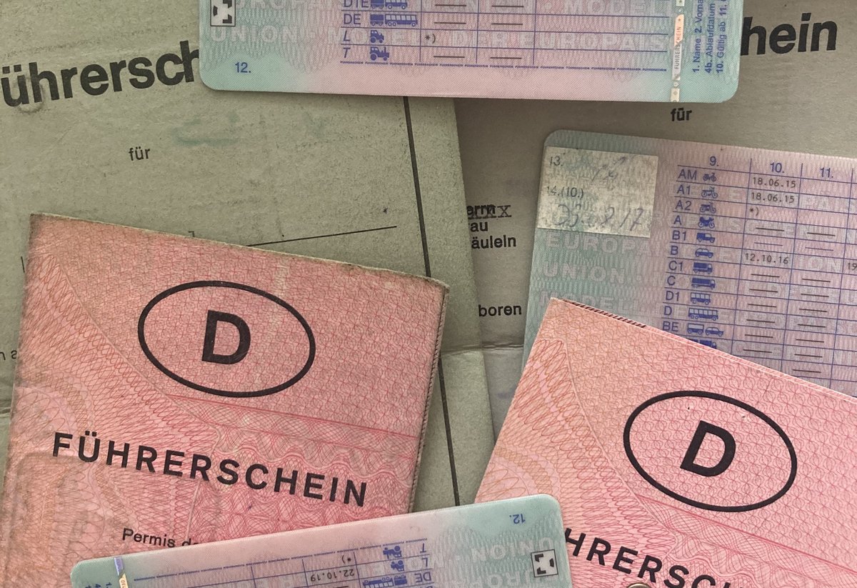 Viele rosafarbenen und Kartenführerscheine auf einem Haufen